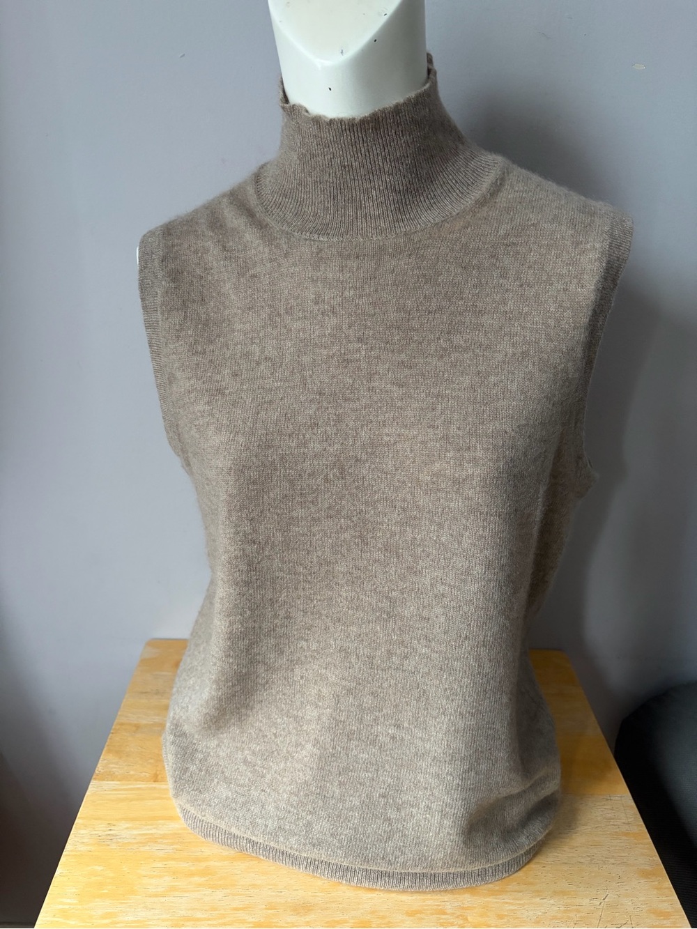 C By Bloomingdales 100% 2 Ply Cashmere Sleeveless High Neck Sweater